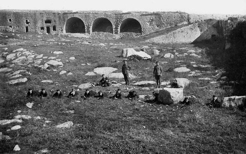 Grup de soldats que fan el servei militar a Girona durant uns exercicis de tir al castell de Montjuïc. Entre ells, Francesc Viñas. 1923