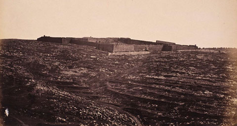 Vista parcial de la muntanya de Montjuïc amb el castell homònim. 1877
