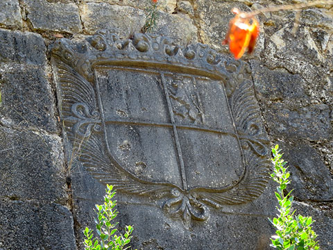 Escut al mur del recinte exterior del castell