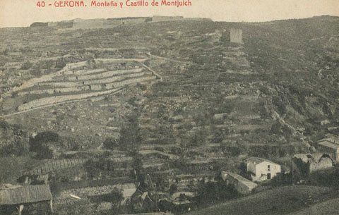 Vista de la muntanya de Montjuïc des de Torre Gironella. Al fons, el castell de Montjuïc i la Torre Suchet. 1906-1918