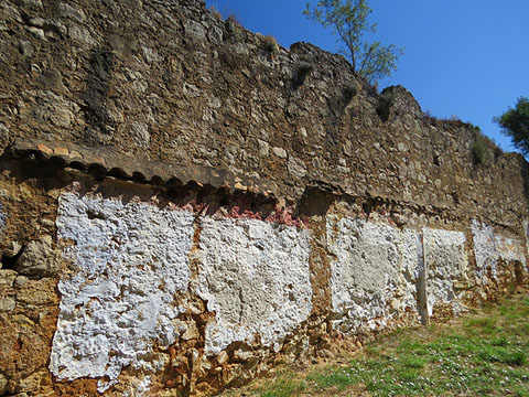 Restes de les antigues barraques als murs del castell