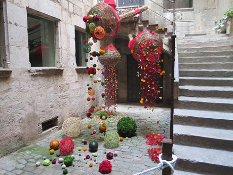 Temps de Flors 2018. Instal·lació floral a la Casa Sambola - Pla Dalmau, al carrer de la Força