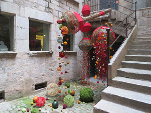 Temps de Flors 2018. Instal·lació floral a la Casa Sambola - Pla Dalmau, al carrer de la Força