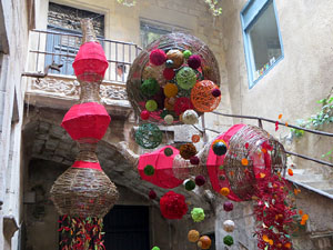 Temps de Flors 2018. Instal·lació floral a la Casa Sambola - Pla Dalmau, al carrer de la Força