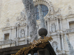 Temps de Flors 2018. Instal·lació 'Per treure'ns del pecat i dar-nos alegria' a les escales de la Catedral