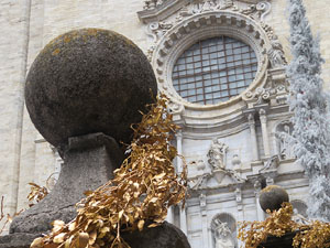 Temps de Flors 2018. Instal·lació 'Per treure'ns del pecat i dar-nos alegria' a les escales de la Catedral