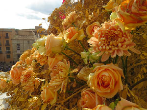 Temps de Flors 2018. Instal·lació 'Per treure'ns del pecat i dar-nos alegria' a les escales de la Catedral