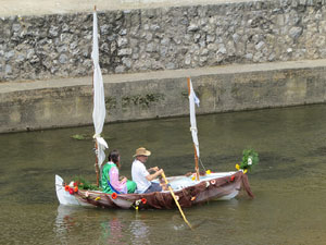 Temps de Flors 2018. Vaixells engalanats naveguen pel riu Onyar interpretant La Cocollona