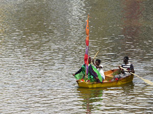 Temps de Flors 2018. Vaixells engalanats naveguen pel riu Onyar interpretant La Cocollona