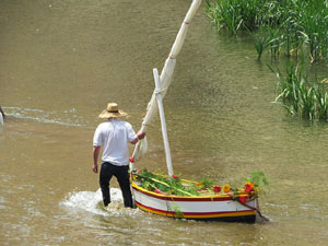 Temps de Flors 2018. Vaixells engalanats naveguen pel riu Onyar interpretant La Cocollona