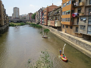 Temps de Flors 2018. Vaixells engalanats naveguen pel riu Onyar interpretant La Cocollona