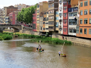 Temps de Flors 2018. Vaixells engalanats naveguen pel riu Onyar interpretant La Cocollona