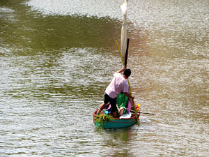 Temps de Flors 2018. Vaixells engalanats naveguen pel riu Onyar interpretant La Cocollona