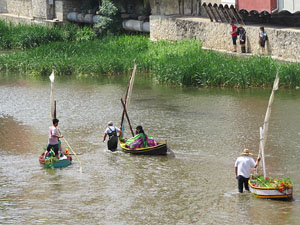 Temps de Flors 2018. Vaixells engalanats naveguen pel riu Onyar interpretant La Cocollona