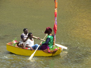 Temps de Flors 2018. Vaixells engalanats naveguen pel riu Onyar interpretant La Cocollona