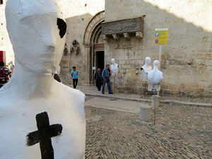 Temps de Flors 2018. Instal&middot;lacions i muntatges florals a l'entrada sud de la bas&iacute;lica de Sant Feliu