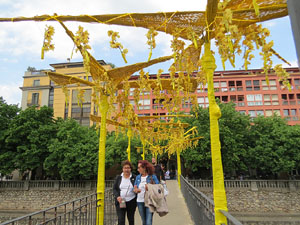 Temps de Flors 2018. Instal·lació Camí a la llibertat al pont d'en Gómez