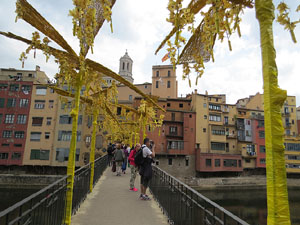 Temps de Flors 2018. Instal·lació Camí a la llibertat al pont d'en Gómez