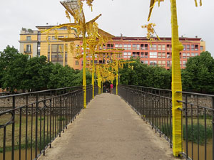 Temps de Flors 2018. Instal·lació Camí a la llibertat al pont d'en Gómez