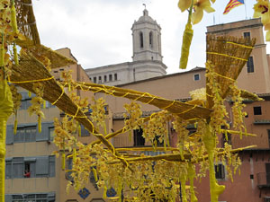 Temps de Flors 2018. Instal·lació Camí a la llibertat al pont d'en Gómez