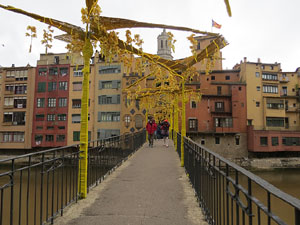 Temps de Flors 2018. Instal·lació Camí a la llibertat al pont d'en Gómez
