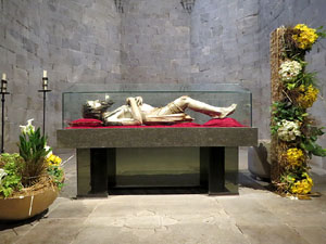 Temps de Flors 2018. Decoracions florals a l'interior de la nau g&ograve;tica de Sant Feliu