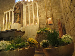 Temps de Flors 2018. Decoracions florals a l'interior de la nau g&ograve;tica de Sant Feliu