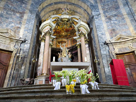 Temps de Flors 2018. Decoracions florals a l'interior de la nau g&ograve;tica de Sant Feliu