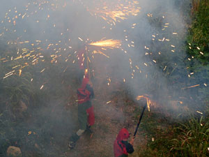 Festival Und&agrave;rius 2018. Correfoc amb el Petit Drac Major de Girona i els Trons de l'Onyar