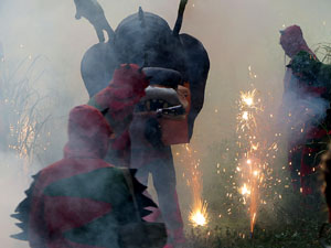 Festival Und&agrave;rius 2018. Correfoc amb el Petit Drac Major de Girona i els Trons de l'Onyar