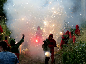 Festival Und&agrave;rius 2018. Correfoc amb el Petit Drac Major de Girona i els Trons de l'Onyar