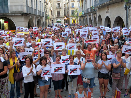 Concentraci&oacute; a la pla&ccedil;a del Vi el dilluns 30 de juliol 2018