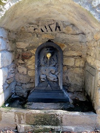 Font a l'inici del Camí de les Creus