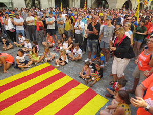 Diada Nacional 2018. Concentraci&oacute; a la pla&ccedil;a del Vi, lectura del manifest i cant de Els Segadors
