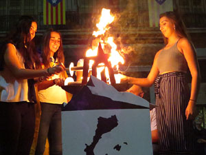 Diada Nacional 2018. XII Marxa de Torxes de Girona. Crema del Decret de Nova Planta i concert de Ca&iuml;m Riba