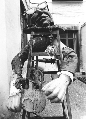 El gegant Cugat cremat durant les fires de Sant Narcís. 4 de novembre 1994