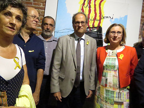 El President Torra amb Hervé Pi, del Comitè de Solidaritat Catalana de la Catalunya Nord, i els comissaris de l'exposició Fina Duran Riu i Esteve Sabench