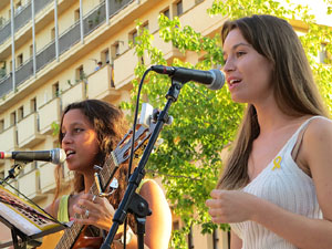 Concentració a la plaça de Santa Susanna per la llibertat dels presos polítics, amb Montse Puigdemont Casa
