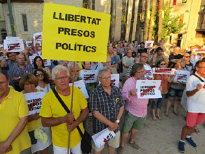 Concentració a la plaça de Santa Susanna per la llibertat dels presos polítics, amb Montse Puigdemont Casa