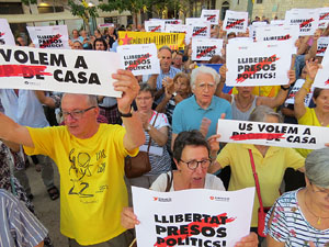 Concentració a la plaça de Santa Susanna per la llibertat dels presos polítics, amb Montse Puigdemont Casa
