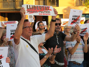 Concentració a la plaça de Santa Susanna per la llibertat dels presos polítics, amb Montse Puigdemont Casa