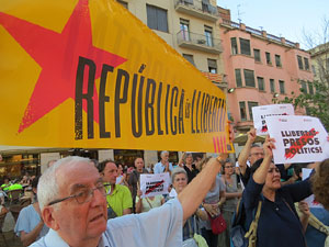 Concentració a la plaça de Santa Susanna per la llibertat dels presos polítics, amb Montse Puigdemont Casa