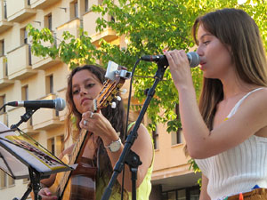 Concentració a la plaça de Santa Susanna per la llibertat dels presos polítics, amb Montse Puigdemont Casa