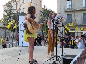 Concentració a la plaça de Santa Susanna per la llibertat dels presos polítics, amb Montse Puigdemont Casa