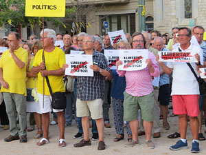 Concentració a la plaça de Santa Susanna per la llibertat dels presos polítics, amb Montse Puigdemont Casa