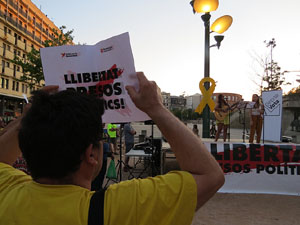 Concentració a la plaça de Santa Susanna per la llibertat dels presos polítics, amb Montse Puigdemont Casa