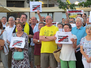 Concentració a la plaça de Santa Susanna per la llibertat dels presos polítics, amb Montse Puigdemont Casa