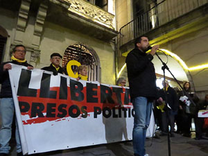 Concentraci&oacute; a la pla&ccedil;a del Vi per la llibertat dels presos pol&iacute;tics, amb la Polif&ograve;nica de Girona