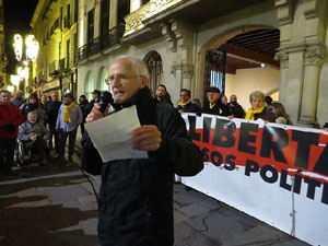 Concentraci&oacute; a la pla&ccedil;a del Vi per la llibertat dels presos pol&iacute;tics, amb la Polif&ograve;nica de Girona