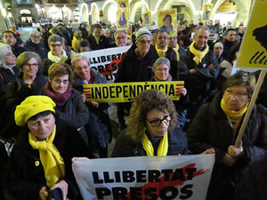 Concentraci&oacute; a la pla&ccedil;a del Vi per la llibertat dels presos pol&iacute;tics, amb la Polif&ograve;nica de Girona